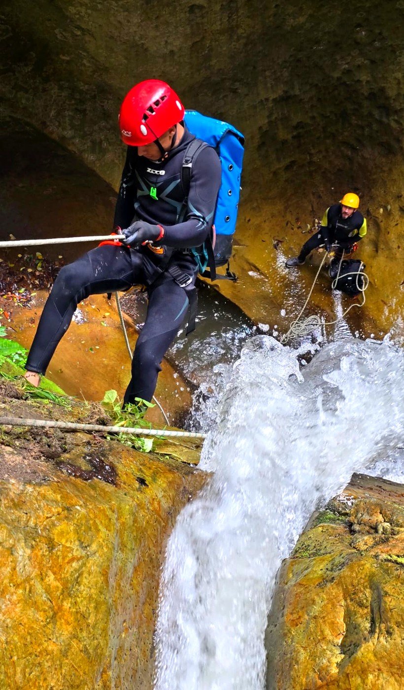 Descenso en r&aacute;pel por cascada, Mohican Adventure