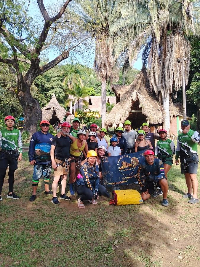 Grupo grande de aventureros con casco y bandera Mohican Adventure, Melgar
