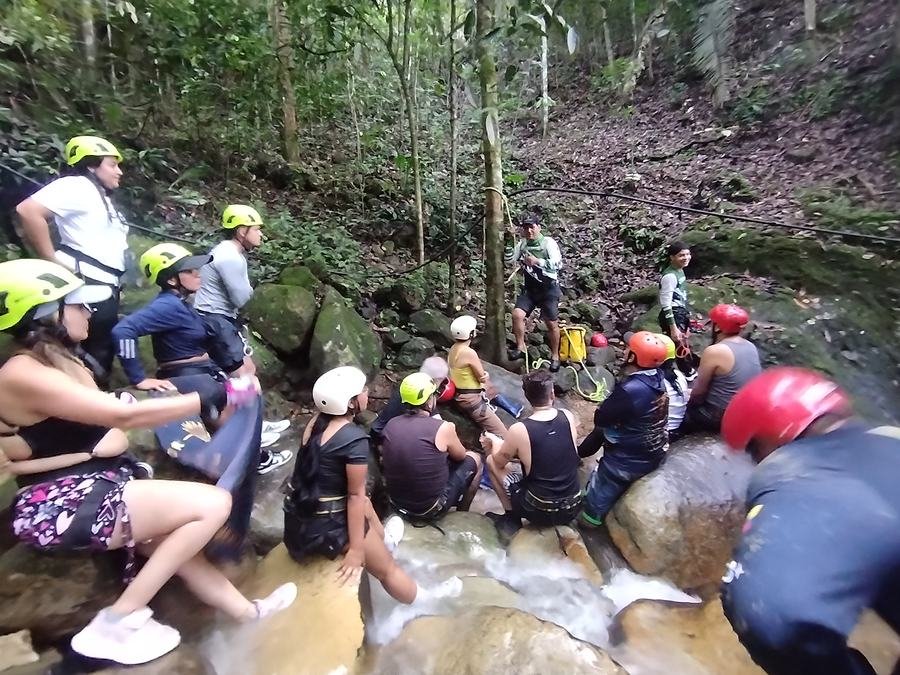 Grupo esperando su turno junto al r&iacute;o antes del descenso, Melgar