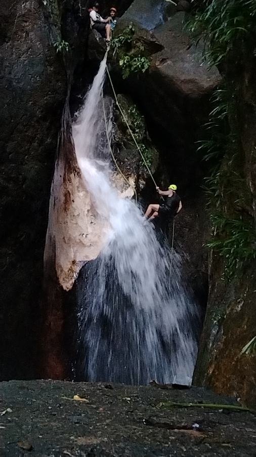 Descenso en rap&eacute;l por cascada en el bosque, Melgar