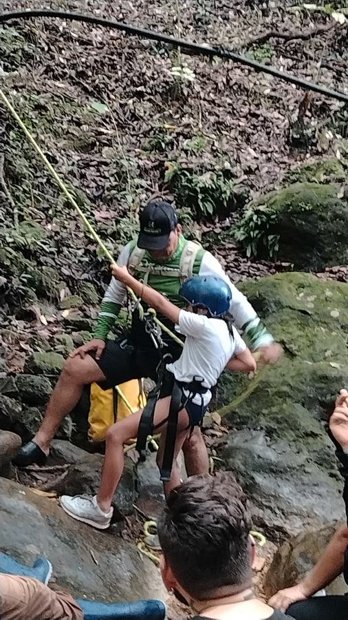 Gu&iacute;a asistiendo a un aventurero con el arn&eacute;s, Melgar