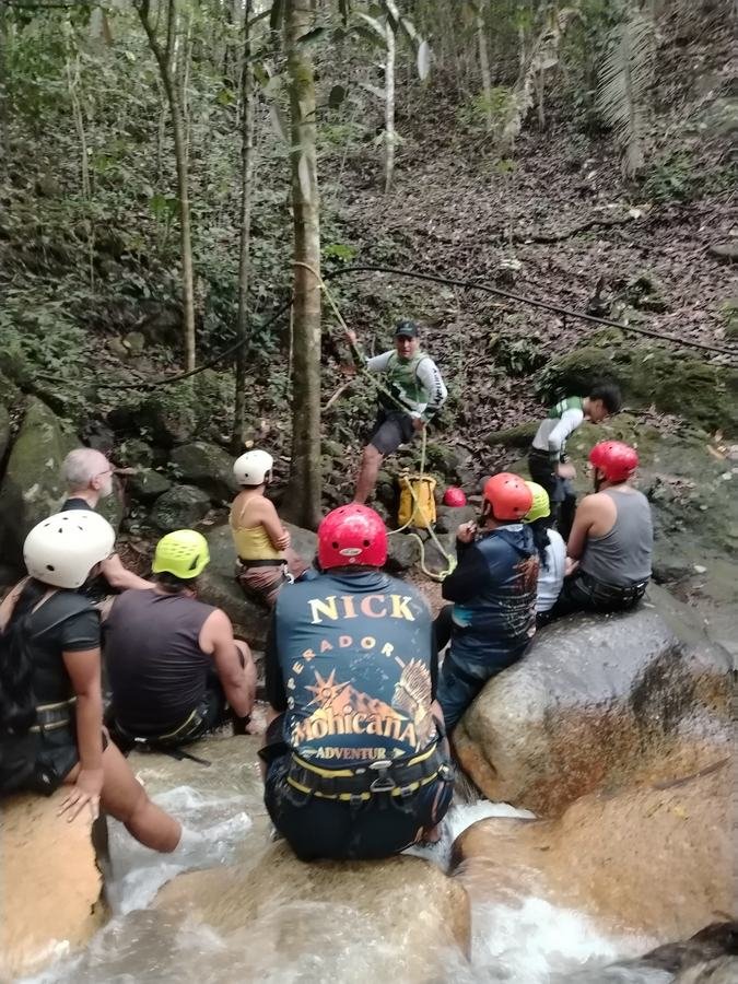 Gu&iacute;a asegurando la cuerda para el descenso, Melgar