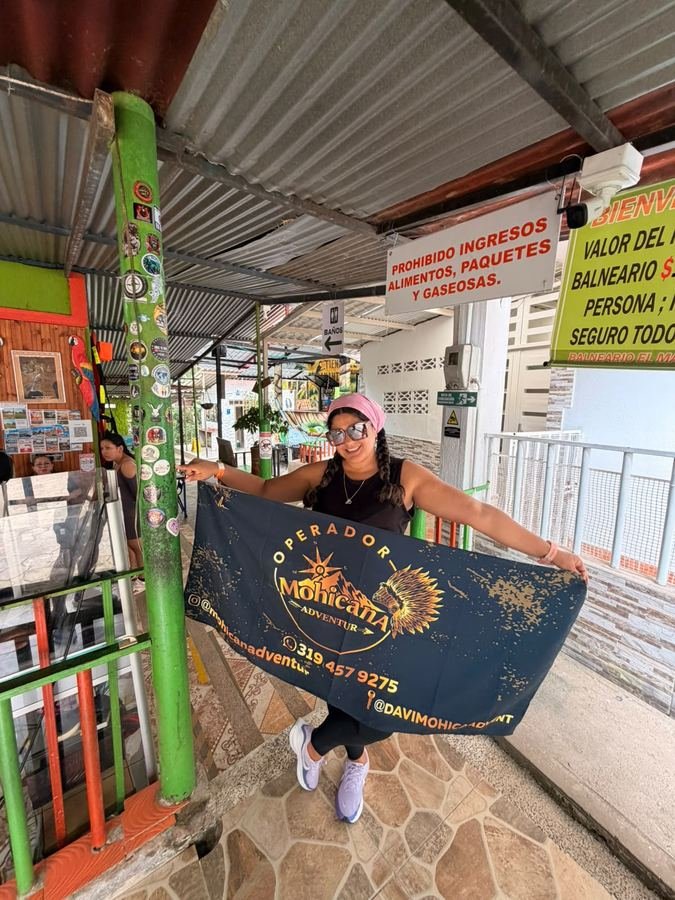 Aventurera con bandera Mohican Adventure en punto de encuentro, Nilo