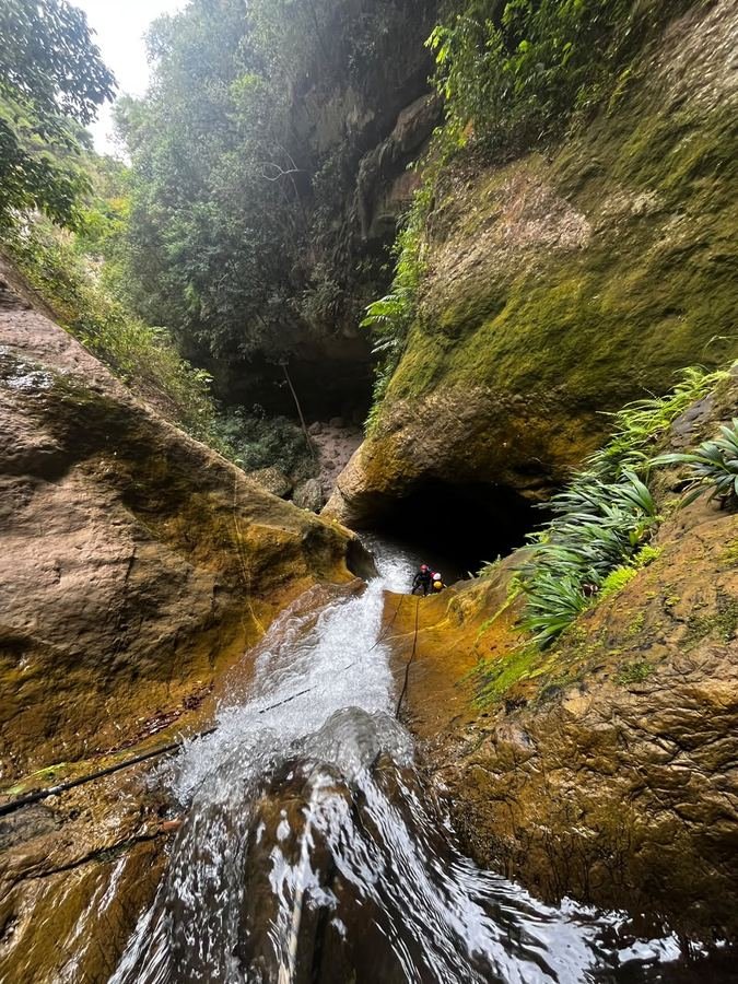 Descenso hacia cueva y ca&ntilde;&oacute;n de roca en Nilo