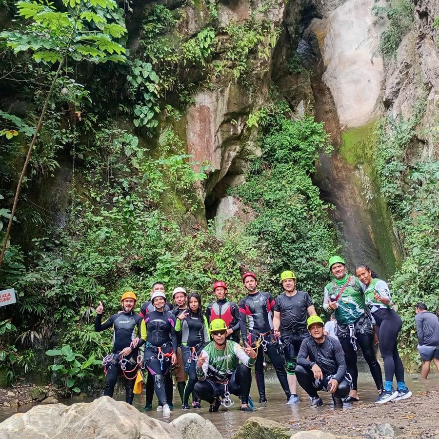 Grupo de aventureros Mohican Adventure despu&eacute;s del recorrido en Nilo