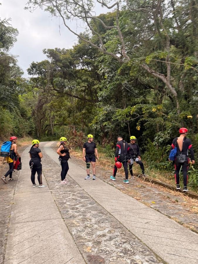 Caminata de acceso con equipo completo de torrentismo en Nilo