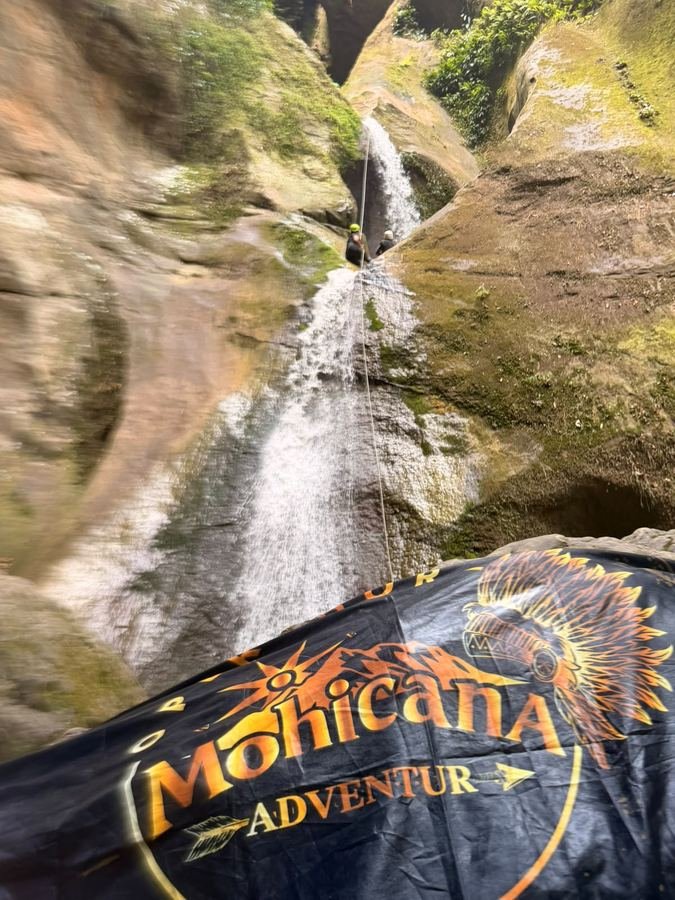 R&aacute;pel guiado por el equipo Mohican Adventure en cascada, Nilo