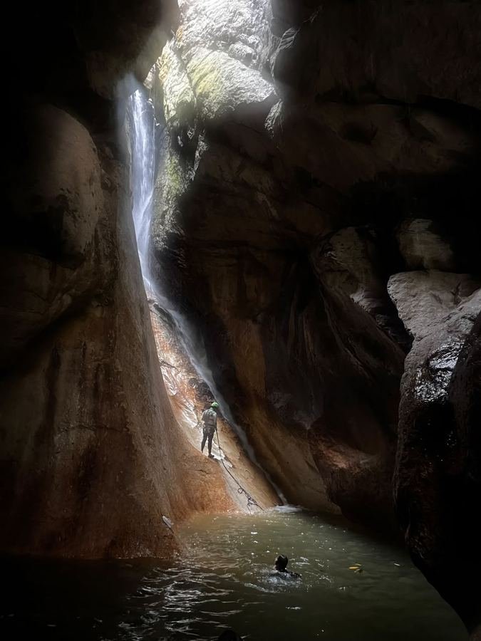 Torrentismo en ca&ntilde;&oacute;n oscuro con cascada, Nilo